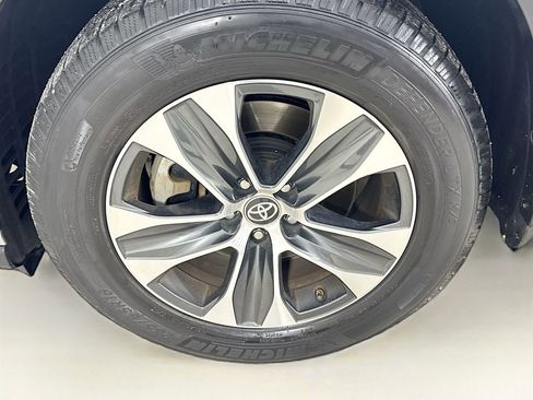Used 2020 Toyota Highlander XLE FWD image 41
