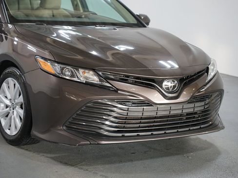 Used 2018 Toyota Camry LE image 4