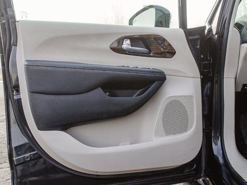Used 2023 Chrysler Pacifica Limited FWD image 27