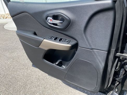 Used 2018 Jeep Cherokee Latitude FWD image 17