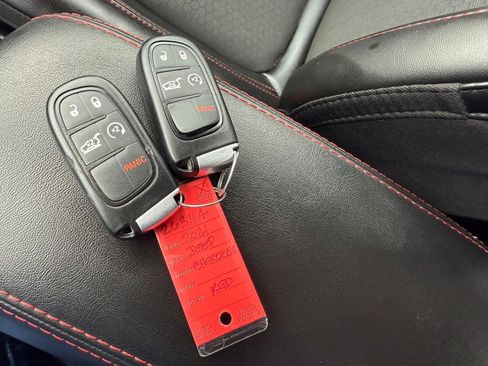 Used 2021 Jeep Cherokee Trailhawk w/ Technology Group AWD/4WD image 46