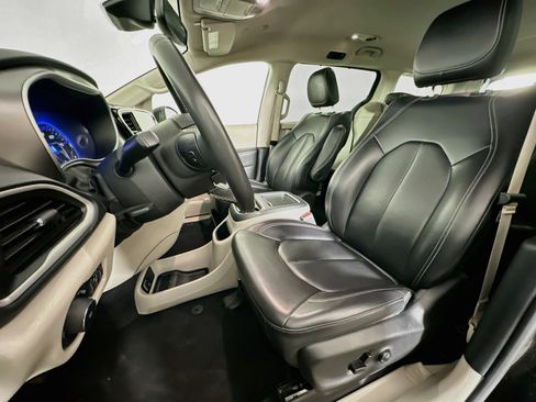 Used 2023 Chrysler Pacifica Touring-L FWD image 13