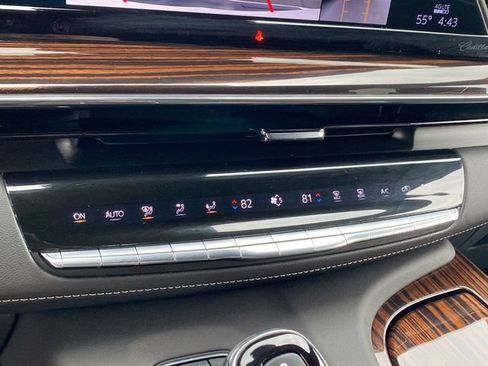 Used 2023 Cadillac Escalade ESV Luxury AWD/4WD image 36