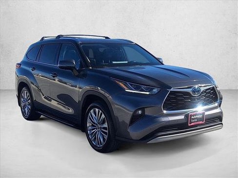 Used 2023 Toyota Highlander Platinum image 3
