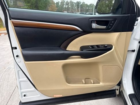 Used 2017 Toyota Highlander Limited image 14