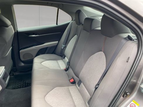 Used 2018 Toyota Camry FWD image 16