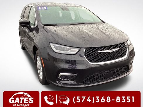 Used 2023 Chrysler Pacifica Touring-L image 1