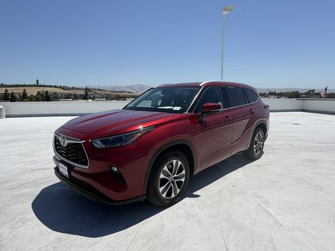Used 2022 Toyota Highlander XLE FWD image 6
