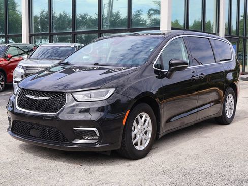 Used 2023 Chrysler Pacifica Touring-L FWD image 6