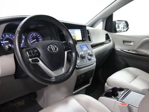 Used 2020 Toyota Sienna XLE w/ XLE Navigation Package FWD image 19