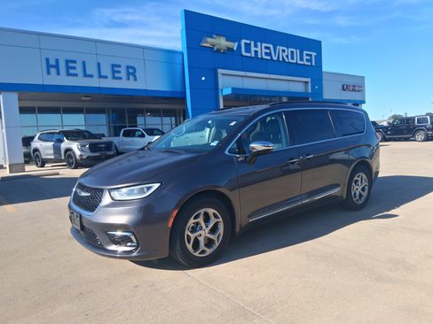 Used 2023 Chrysler Pacifica Limited FWD image 3