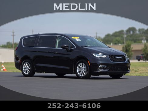 Used 2024 Chrysler Pacifica Touring-L FWD image 1