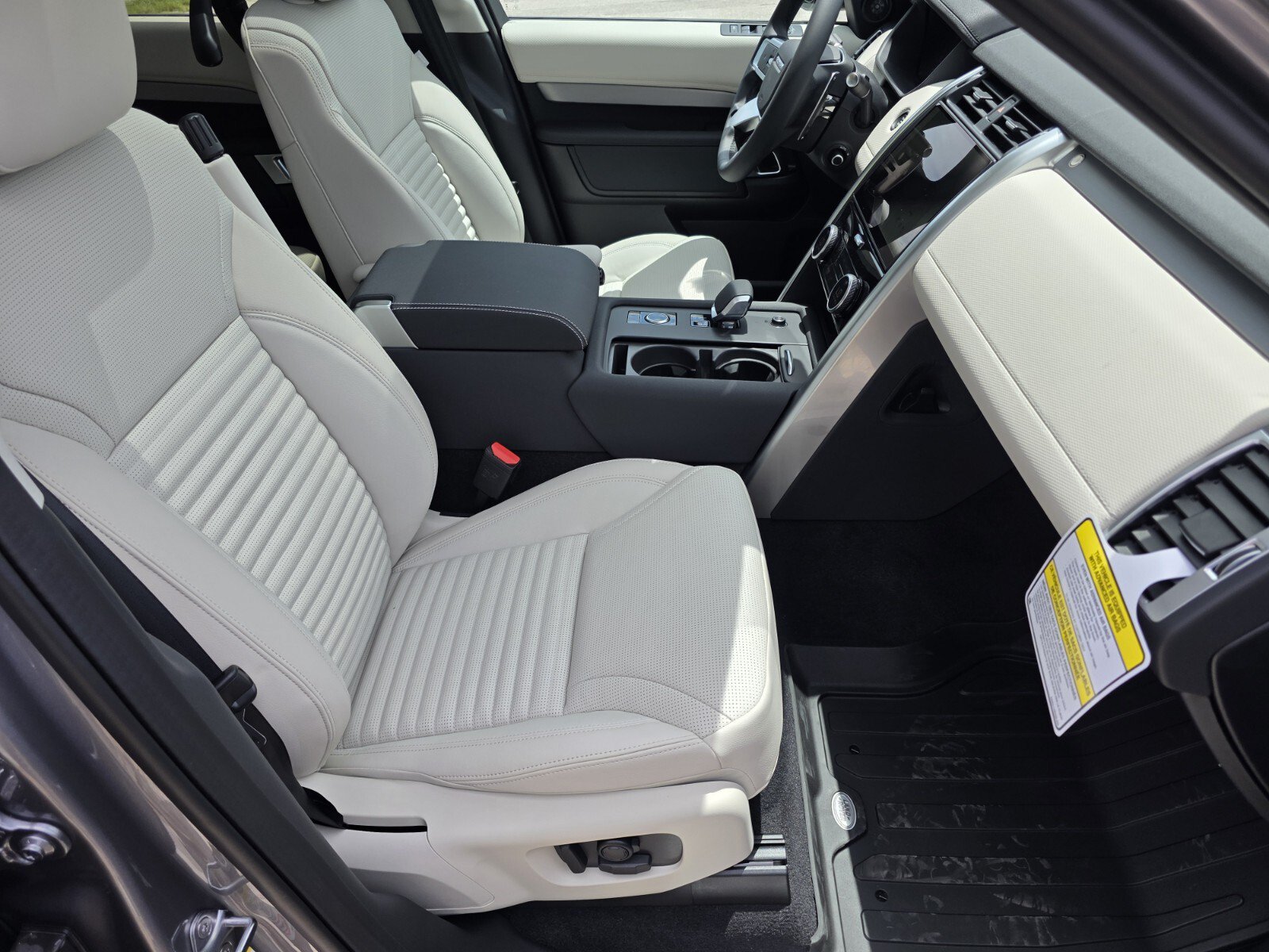 Used 2026 Land Rover Discovery Dynamic SE AWD/4WD image 3