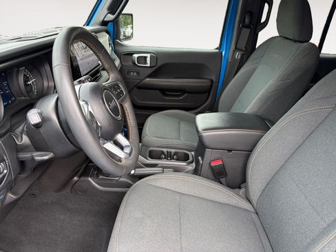 Used 2024 Jeep Wrangler Unlimited Sahara AWD/4WD image 9
