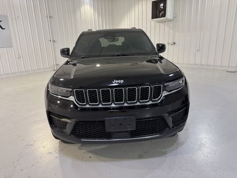 Used 2024 Jeep Grand Cherokee Laredo AWD/4WD image 8