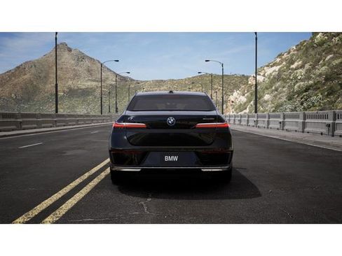 Used 2025 BMW i7 eDrive50 w/ Premium Package RWD image 5