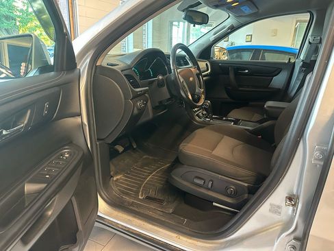 Used 2017 Chevrolet Traverse LT w/ Style and Technology Package FWD image 7