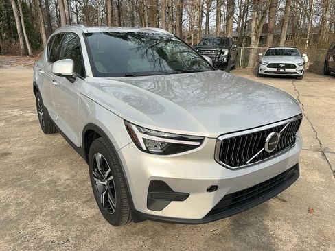 Used 2024 Volvo XC40 B5 Core image 2