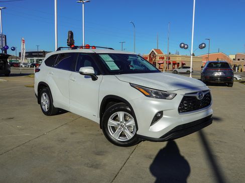Certified 2023 Toyota Highlander LE image 2