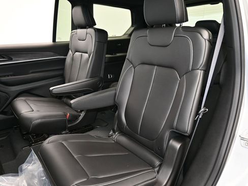 Used 2025 Jeep Grand Cherokee L Limited image 27