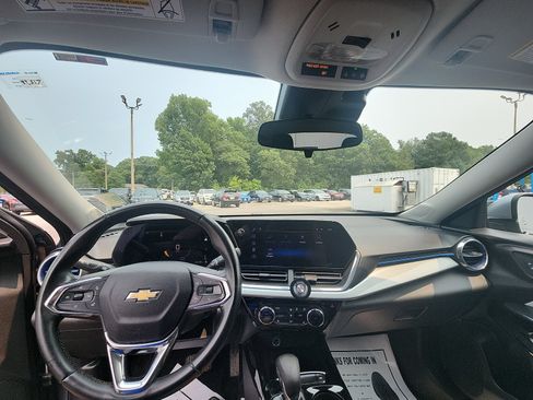 Used 2024 Chevrolet Trax LT w/ Driver Confidence Package FWD image 20