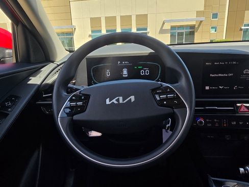 Used 2025 Kia Niro LX FWD image 29
