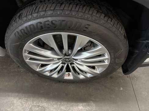 Used 2024 Toyota Highlander Platinum image 28