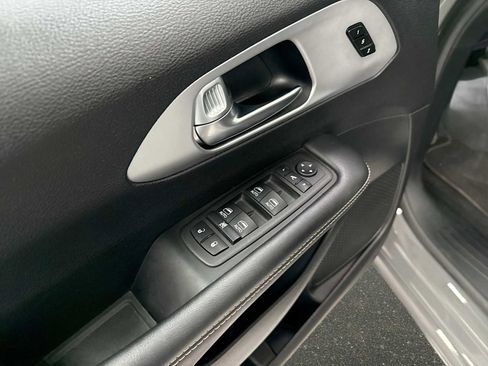 Used 2025 Chrysler Pacifica Limited image 15