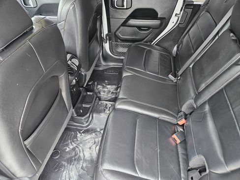 Used 2018 Jeep Wrangler Unlimited Sahara AWD/4WD image 33