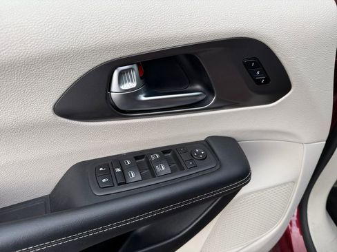 Used 2023 Chrysler Pacifica Touring-L image 21