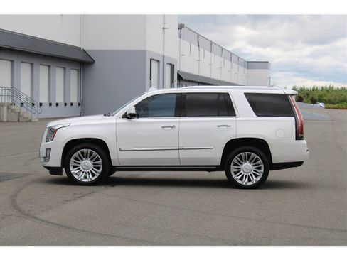 Used 2018 Cadillac Escalade Platinum AWD/4WD image 2