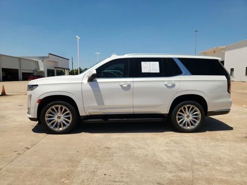 Used 2022 Cadillac Escalade Luxury w/ LPO, Illumination Package AWD/4WD image 4