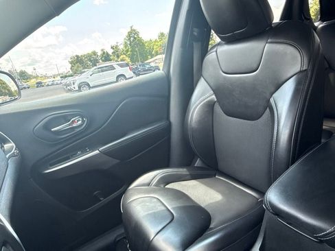 Used 2019 Jeep Cherokee Latitude Plus w/ Comfort/Convenience Group AWD/4WD image 27