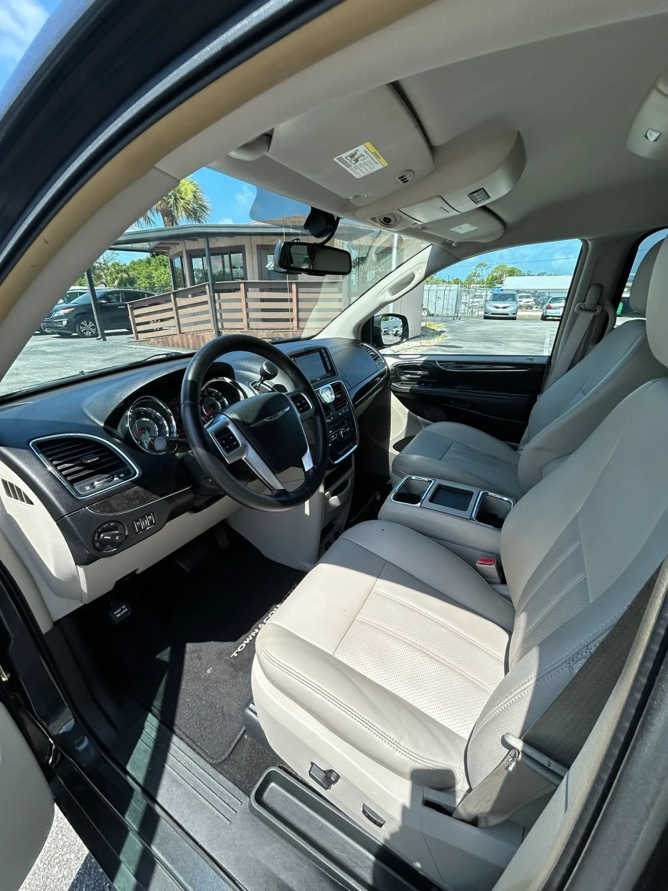 Used 2011 Chrysler Town & Country Touring-L FWD image 22