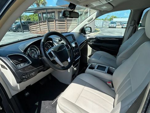 Used 2011 Chrysler Town & Country Touring-L FWD image 22