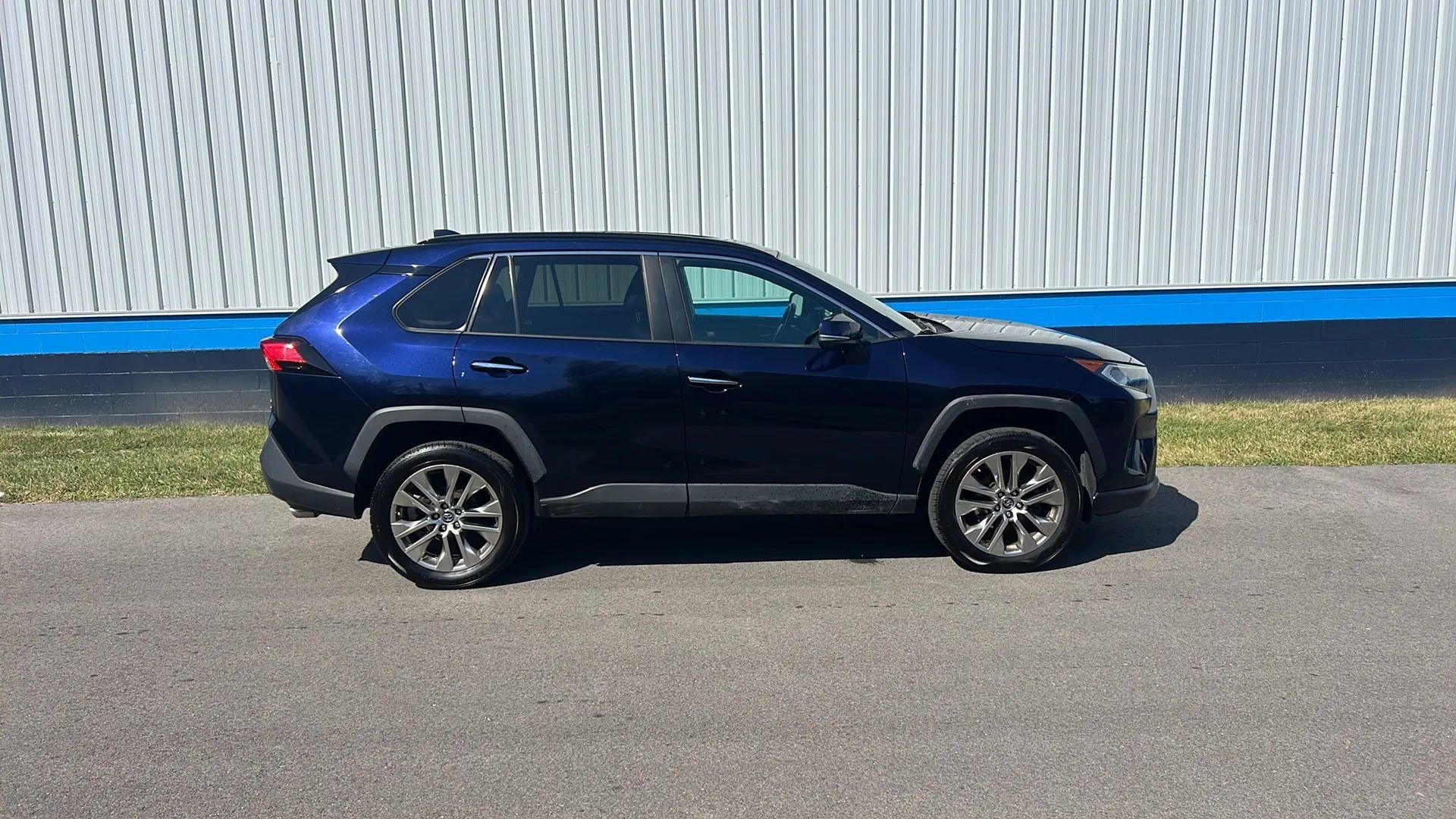 Used 2019 Toyota RAV4 Limited w/ Advanced Technology Package AWD/4WD image 4