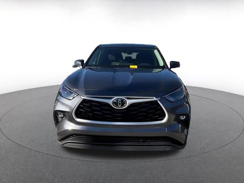 Used 2025 Toyota Highlander LE image 4