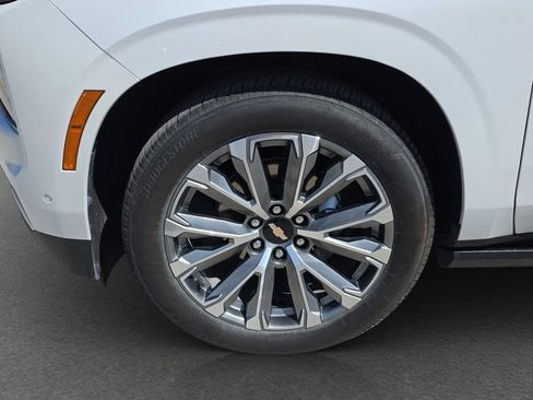 Used 2025 Chevrolet Tahoe High Country AWD/4WD image 4