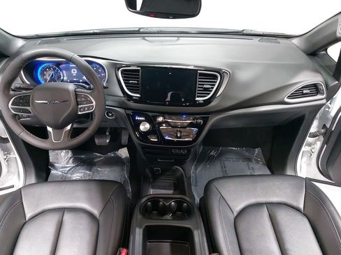 Used 2025 Chrysler Pacifica Select image 9