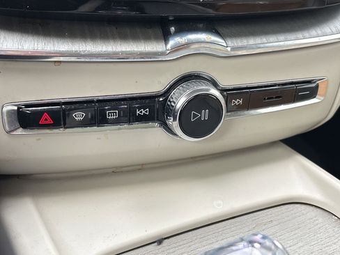 Certified 2023 Volvo XC60 B5 Ultimate w/ Climate Package image 18