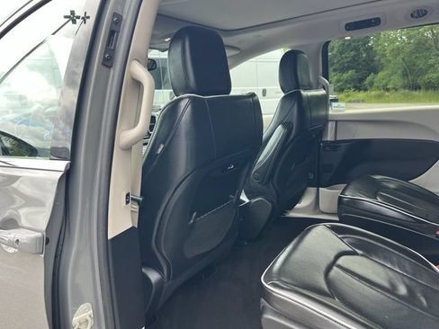 Used 2022 Chrysler Pacifica Limited FWD image 24
