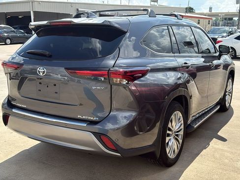 Used 2025 Toyota Highlander Platinum AWD/4WD image 3