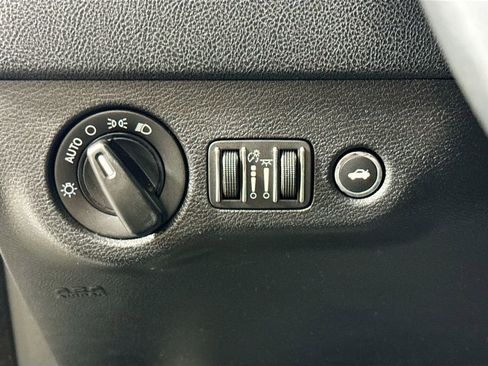 Used 2019 Dodge Charger SXT RWD image 10