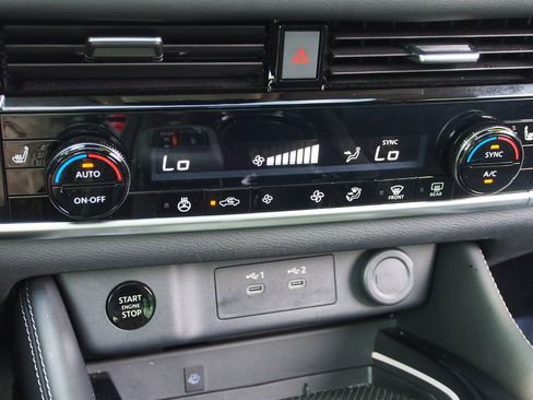 Used 2024 Nissan Rogue Platinum FWD image 27