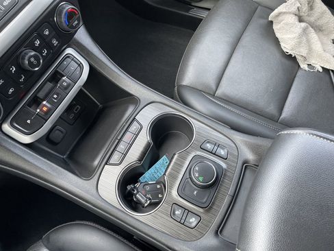 Used 2023 GMC Acadia SLT image 21