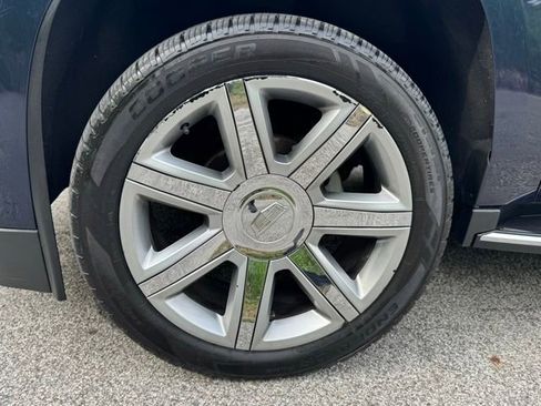 Used 2019 Cadillac Escalade ESV Premium Luxury AWD/4WD image 2