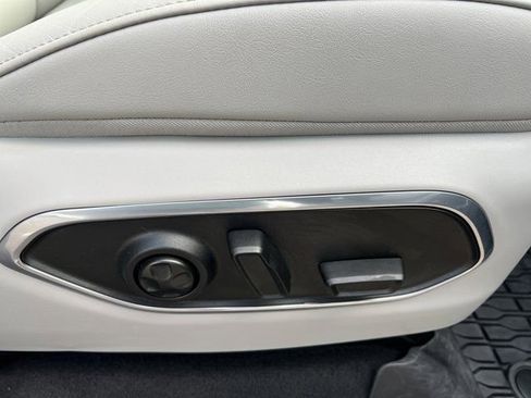 Used 2024 Jeep Wagoneer Series III w/ Premium Group I image 19