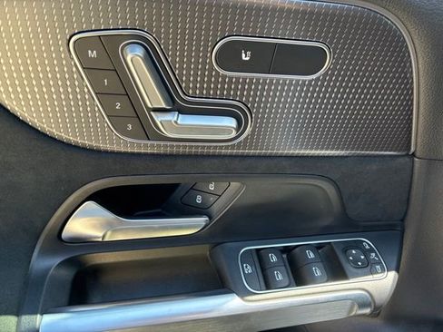 Used 2023 Mercedes-Benz EQB 300 4MATIC image 9