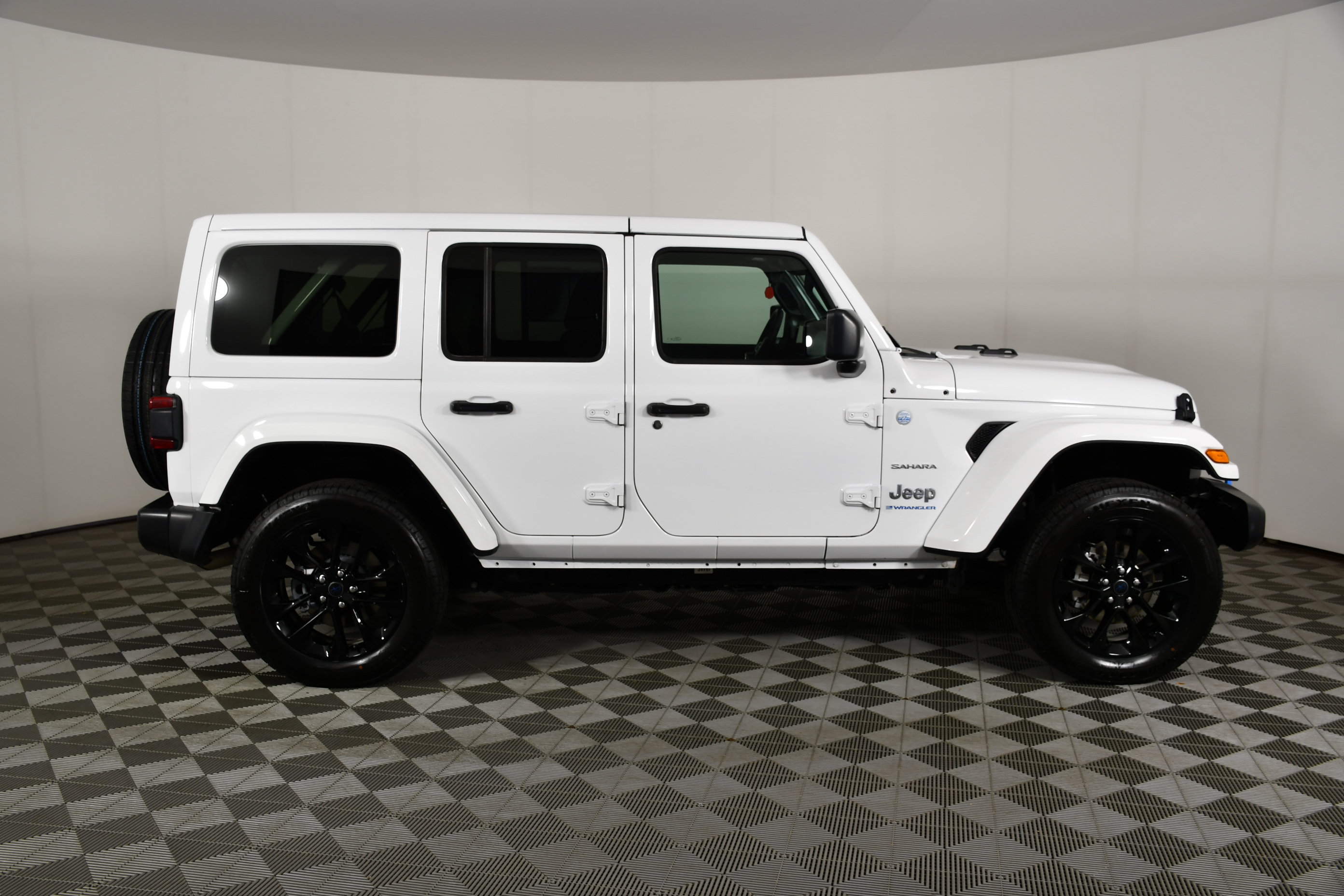 Used 2024 Jeep Wrangler Unlimited Sahara AWD/4WD image 5