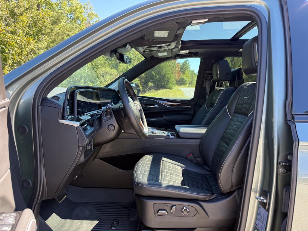 Used 2023 Cadillac Escalade ESV Sport Platinum w/ Heavy-Duty Trailer Package AWD/4WD image 25